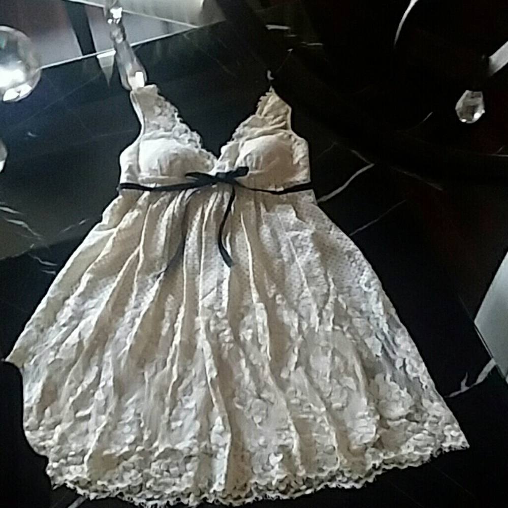 BCBG MAXAZRIA Cream Lace Dress